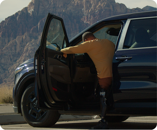 OPRA™ Implant System patiententering vehicle in mountain landscape.